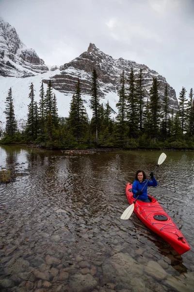 Fille Aventureuse Faisant Kayak Dans Lac Glaciaire Entouré Par Les — Photo