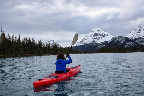 在多云的早晨 冒险的女孩在被加拿大落基山脉包围的冰川湖中皮划艇 在加拿大阿尔伯塔省班夫的博湖拍摄 — 图库照片