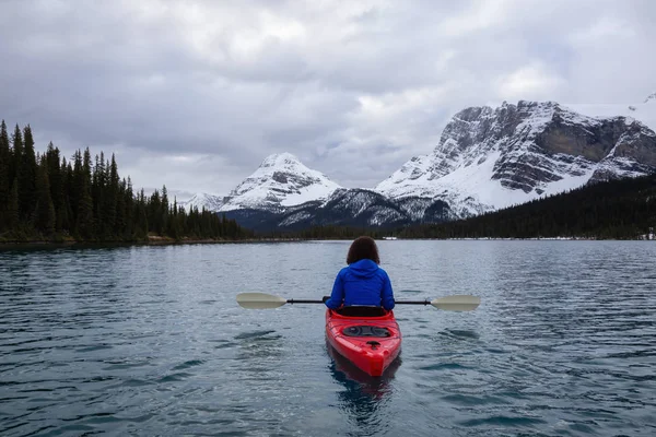 Avontuurlijk Meisje Kajakken Een Gletsjermeer Omgeven Door Canadese Rockies Tijdens — Stockfoto