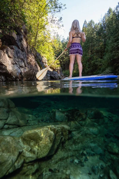 Photo Young Caucasian Girl Paddle Boarding River Sunny Summer Day — Photo