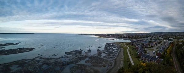 Воздушный Панорамный Вид Маленький Городок Побережье Атлантического Океана Время Облачного — стоковое фото