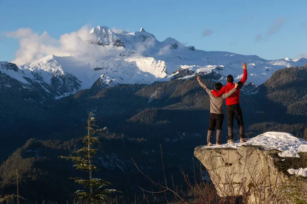 Homem Aventuroso Desfrutando Bela Paisagem Inverno Canadense Durante Dia Ensolarado — Fotografia de Stock