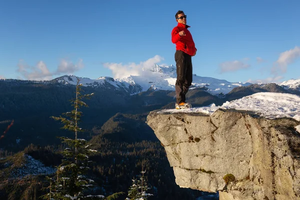 Homem Aventuroso Desfrutando Bela Paisagem Inverno Canadense Durante Dia Ensolarado — Fotografia de Stock