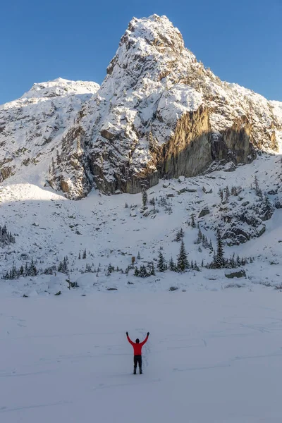 冒険男は明るい晴れた日の間にカナダの美しい冬の風景を楽しんでします 北のバンクーバー カナダ スコーミッシュ 近くの Watersprite 湖で撮影 — ストック写真
