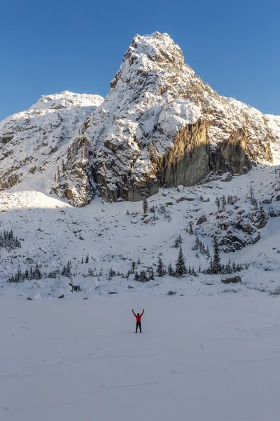 冒険男は明るい晴れた日の間にカナダの美しい冬の風景を楽しんでします 北のバンクーバー カナダ スコーミッシュ 近くの Watersprite 湖で撮影 — ストック写真