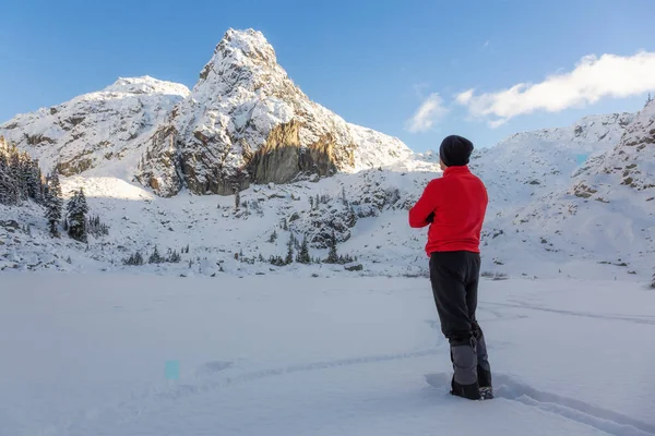 Homem Aventuroso Desfrutando Bela Paisagem Inverno Canadense Durante Dia Ensolarado — Fotografia de Stock