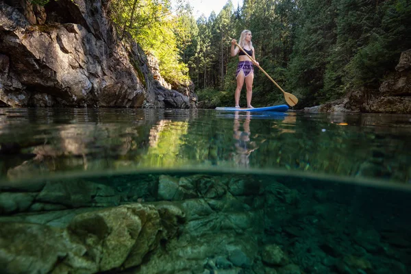 Photo Young Caucasian Girl Paddle Boarding River Sunny Summer Day — Photo