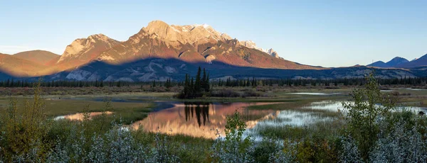 Bela Paisagem Panorâmica Das Montanhas Rochosas Canadenses Durante Nascer Sol — Fotografia de Stock