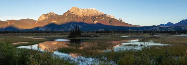 Bela Paisagem Panorâmica Das Montanhas Rochosas Canadenses Durante Nascer Sol — Fotografia de Stock