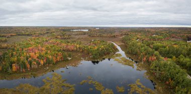 Hava panoramik bir bulutlu sonbahar gün boyunca güzel bir göl. Lily göl kenarında Annapolis, Nova Scotia, Kanada çekilmiş.