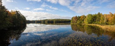Güzel bir göl güneşli bir sonbahar günü sırasında hava panoramik manzaralı. Alınan Charlotte Gölü, Queens, Caledonia, Nova Scotia, Kanada.