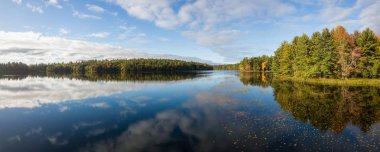 Güzel bir göl güneşli bir sonbahar günü sırasında hava panoramik manzaralı. Alınan Charlotte Gölü, Queens, Caledonia, Nova Scotia, Kanada.