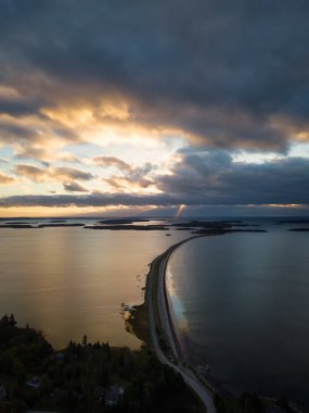 Bulutlu gün doğumu sırasında Atlantik Okyanusu üzerinde güzel bir plaj havadan görünümüdür. Hilal Beach, Nova Scotia, Kanada alınan.