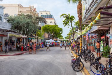 Key West, Florida, Amerika Birleşik Devletleri - 2 Kasım 2018: sokak görünümü tüm barlar konumlandırıldığı şehir merkezinde şehrin ana şerit.