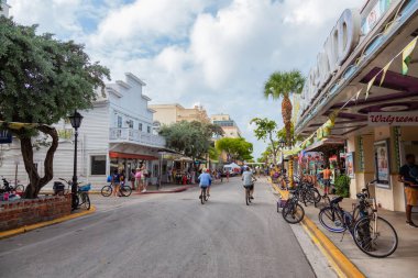 Key West, Florida, Amerika Birleşik Devletleri - 2 Kasım 2018: sokak görünümü tüm barlar konumlandırıldığı şehir merkezinde şehrin ana şerit.