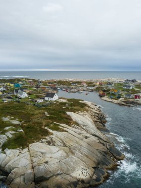 Kayalık bir Atlantik Okyanusu kıyısında yakınlarındaki küçük bir kasabada hava görünümünü. Peggy Cove, Halifax, Nova Scotia, Kanada yakınlarında alınan.