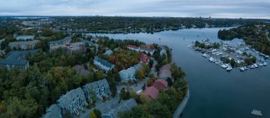 Melville Cove Modern kentin bulutlu gün doğumu sırasında hava panoramik manzaralı. Armdale, Halifax, Nova Scotia, Kanada alınan.