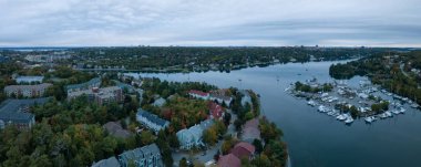 Melville Cove Modern kentin bulutlu gün doğumu sırasında hava panoramik manzaralı. Armdale, Halifax, Nova Scotia, Kanada alınan.