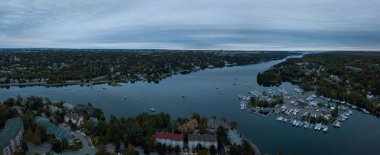 Melville Cove Modern kentin bulutlu gün doğumu sırasında hava panoramik manzaralı. Armdale, Halifax, Nova Scotia, Kanada alınan.