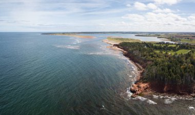 Atlantik Okyanusu üzerinde güzel bir kayalık sahil hava panoramik manzaralı. Cabot Beach Provincial Park, Prince Edward Island, Kanada içinde alınan.