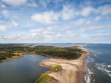 Güzel kumlu bir plaj Atlantik Okyanusu üzerinde hava görünümünü. Cavendish, Prince Edward Island, Kanada içinde alınan.