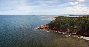 Atlantik Okyanusu üzerinde güzel bir kayalık sahil hava panoramik manzaralı. Cabot Beach Provincial Park, Prince Edward Island, Kanada içinde alınan.