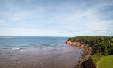 Atlantik Okyanusu üzerinde güzel bir kayalık sahil hava panoramik manzaralı. Cabot Beach Provincial Park, Prince Edward Island, Kanada içinde alınan.