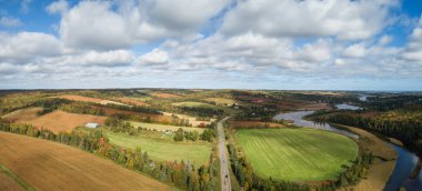 Hava panoramik manzaralı çiftlik alanlarının güneşli bir gün boyunca. Glasgow, Prince Edward Island, Kanada yeni alınan.