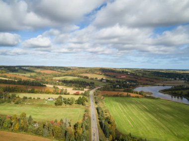 Hava panoramik manzaralı çiftlik alanlarının güneşli bir gün boyunca. Glasgow, Prince Edward Island, Kanada yeni alınan.