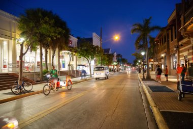 Key West, Florida, Amerika Birleşik Devletleri - 1 Kasım 2018: gece sahnede sokakta şehir merkezinde şehrin tüm barlar konumlandırıldığı ana şerit.