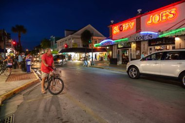 Key West, Florida, Amerika Birleşik Devletleri - 1 Kasım 2018: gece sahnede sokakta şehir merkezinde şehrin tüm barlar konumlandırıldığı ana şerit.