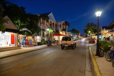 Key West, Florida, Amerika Birleşik Devletleri - 1 Kasım 2018: gece sahnede sokakta şehir merkezinde şehrin tüm barlar konumlandırıldığı ana şerit.