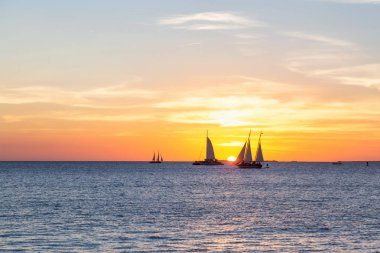 Key West, Florida Keys, Amerika Birleşik Devletleri Mallory meydanında her bakıldığında güzel altın gün batımı.
