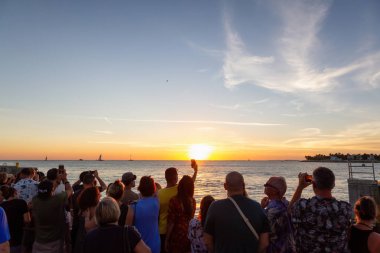 Key West, Florida, Amerika Birleşik Devletleri - 1 Kasım 2018: İnsanlar güzel bir güneşli gün batımı Mallory meydanında tadını çıkarıyor.