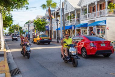 Key West, Florida, Amerika Birleşik Devletleri - 1 Kasım 2018: sokak görünümü tüm barlar konumlandırıldığı şehir merkezinde şehrin ana şerit.