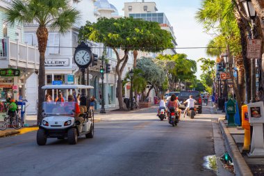 Key West, Florida, Amerika Birleşik Devletleri - 1 Kasım 2018: sokak görünümü tüm barlar konumlandırıldığı şehir merkezinde şehrin ana şerit.