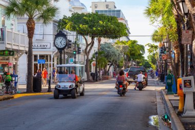 Key West, Florida, Amerika Birleşik Devletleri - 1 Kasım 2018: sokak görünümü tüm barlar konumlandırıldığı şehir merkezinde şehrin ana şerit.