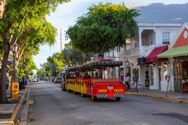 Key West, Florida, Amerika Birleşik Devletleri - 1 Kasım 2018: sokak görünümü tüm barlar konumlandırıldığı şehir merkezinde şehrin ana şerit.