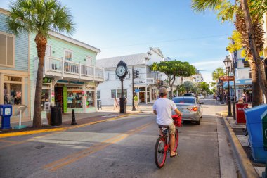 Key West, Florida, Amerika Birleşik Devletleri - 1 Kasım 2018: sokak görünümü tüm barlar konumlandırıldığı şehir merkezinde şehrin ana şerit.