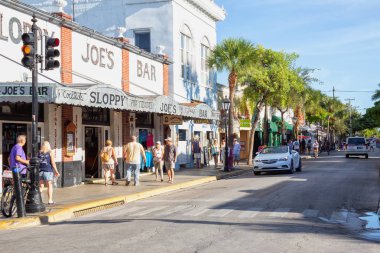 Key West, Florida, Amerika Birleşik Devletleri - 1 Kasım 2018: sokak görünümü tüm barlar konumlandırıldığı şehir merkezinde şehrin ana şerit.