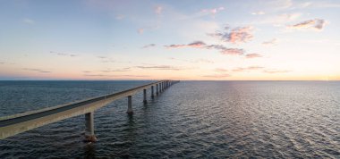 Konfederasyonu Köprü'den, Prince Edward Island Hava panoramik manzaralı canlı güneşli gün doğumu sırasında. Cape Jourimain Ulusal Yaban hayatı alanı, New Brunswick, Kanada içinde alınan.