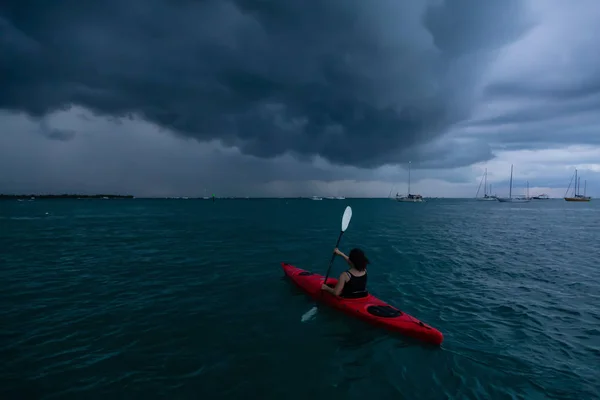 Chica Aventurera Kayak Rojo Kayak Hacia Una Tormenta Eléctrica Durante — Foto de Stock