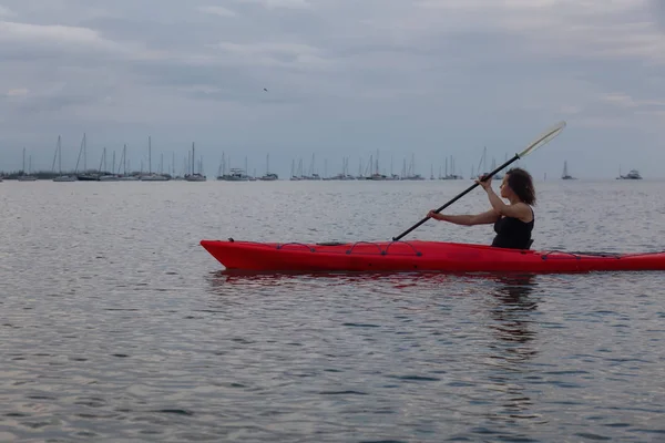 Chica Aventurera Haciendo Kayak Océano Atlántico Durante Una Vibrante Puesta — Foto de Stock
