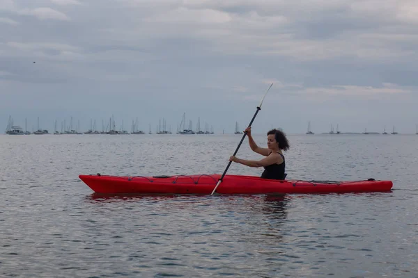 Chica Aventurera Haciendo Kayak Océano Atlántico Durante Una Vibrante Puesta — Foto de Stock