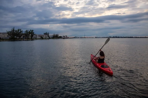 Fille Aventureuse Faisant Kayak Dans Océan Atlantique Pendant Coucher Soleil — Photo