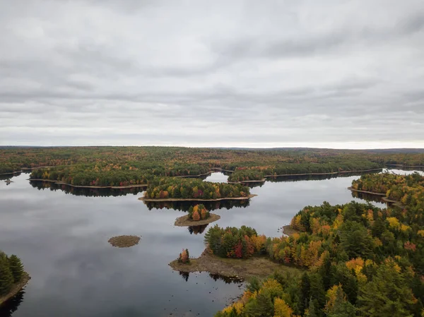 中にカラフルな木と森の美しい湖の空中写真は秋シーズンです グランド湖流動 ノバスコシア州 カナダでの撮影 — ストック写真