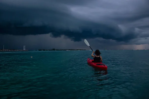 Adventurous Girl Red Kayak Kayaking Thunder Storm Dramatic Sunset Taken — Stock Photo, Image