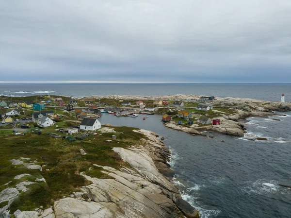 Kayalık Bir Atlantik Okyanusu Kıyısında Yakınlarındaki Küçük Bir Kasabada Hava — Stok fotoğraf