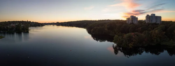 Vista Panorâmica Aérea Lago Banook Cidade Moderna Durante Pôr Sol — Fotografia de Stock