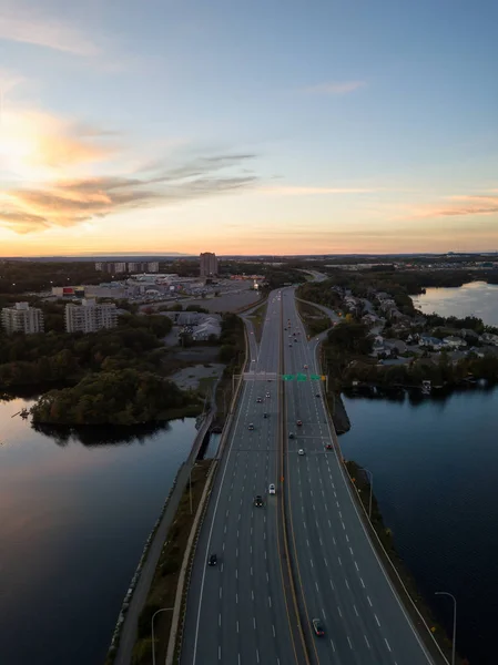 Vista Aérea Uma Estrada Cidade Moderna Durante Pôr Sol Vibrante — Fotografia de Stock